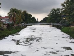 Dinas LH Cegah Penyebaran Busa di Kali Sunter