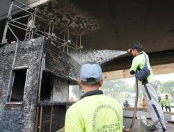 Luka di Kolong Tol Slipi Mulai Diobati oleh ‘Pasukan Pelangi’