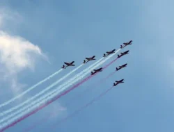 Atraksi Jet Tempur Hiasi Langit Monas di HUT ke-80 TNI Warga Keren Banget