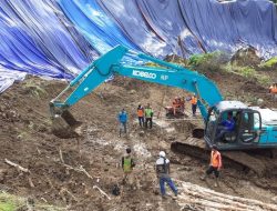 Evakuasi Material Longsor, Jasamarga Pastikan KM 118 Tol Cipularang Aman