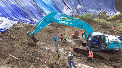 Evakuasi Material Longsor