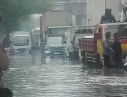 Sejumlah Kendaraan Mogok Usai Nekat Terobos Banjir Rob di RE Martadinata