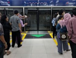 Antrean Panjang Naik Transjakarta Sawangan Penumpang Panas-panasan 15 Menit