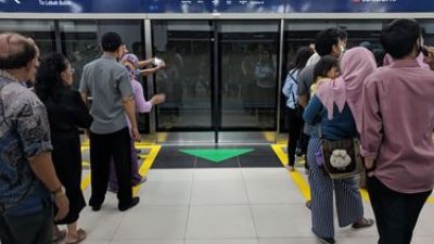Antrean Panjang Naik Transjakarta