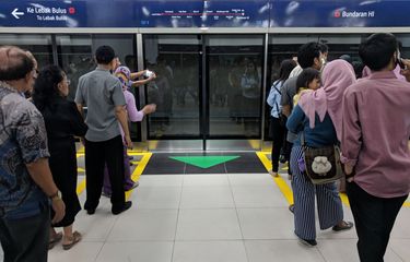 Antrean Panjang Naik Transjakarta