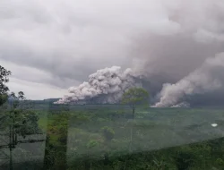 Gunung Semeru Luncurkan Awan Panas Sejauh 5 Km Erupsi Masih Berlangsung