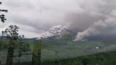 Gunung Semeru Luncurkan Awan