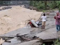 Hujan Deras Terjang Padang, Jalan Ambles Akses ke Batu Busuk Terputus