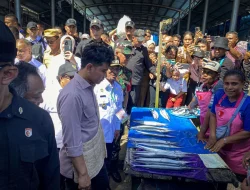 Kunjungi Pasar Badung Gibran Bagi Amplop Celemek Bertulis ‘G’ ke Pedagang