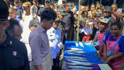 Kunjungi Pasar Badung Gibran Bagi Amplop Celemek Bertulis ‘G’ ke Pedagang