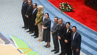 DPR Sahkan Komisioner OJK