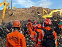 Longsor Gunungan Sampah TPST Bantargebang 3 Tewas Truk-Warung Tertimbun