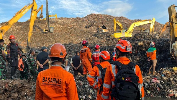 Longsor Gunungan Sampah TPST