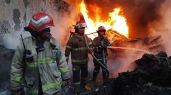 Gudang Barang Bekas di Margaasih Bandung Terbakar Petugas Berjibaku Padamkan Api