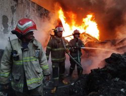 Gudang Barang Bekas di Margaasih Bandung Terbakar Petugas Berjibaku Padamkan Api